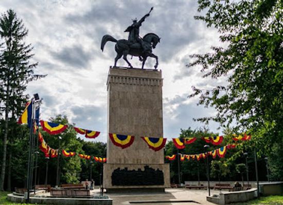 romania/bucovina/landmark/equestrian-statue-of-stefan-cel-mare