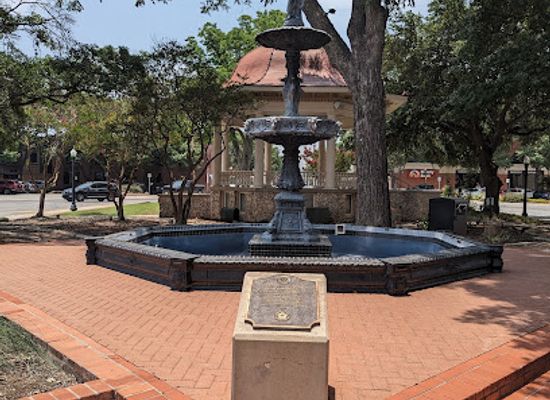 texas/new-braunfels/landmark/main-plaza-fountain