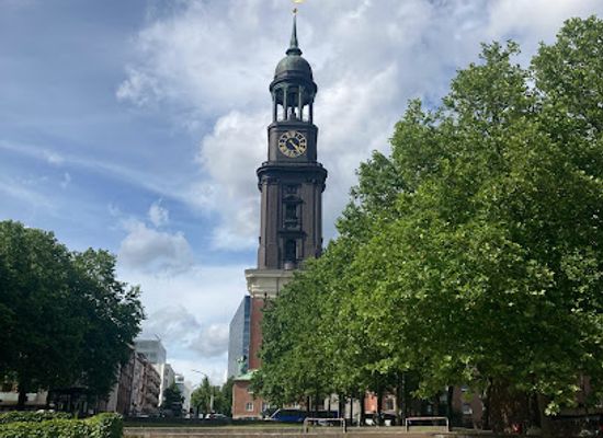 germany/hamburg/landmark/michelwiese-fountain