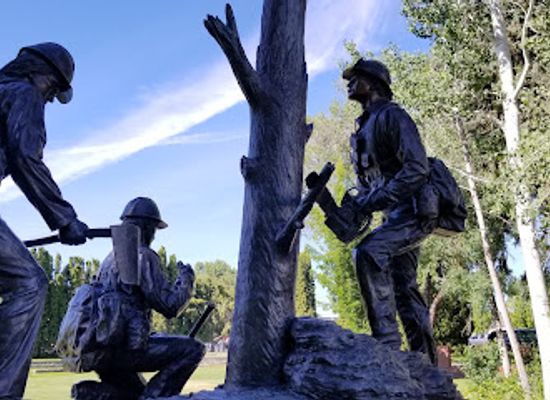 oregon/crook-county/landmark/wildland-firefighter-monument