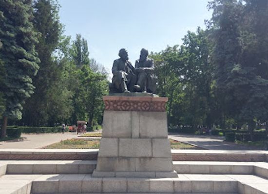 kyrgyzstan/bishkek/landmark/karl-marx-and-friedrich-engels-monument
