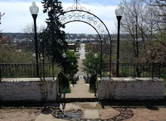 illinois/quad-cities/landmark/gold-coast-neighborhood