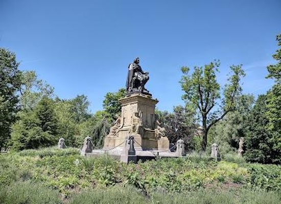 netherlands/kennemerland/landmark/statue-of-joost-van-den-vondel
