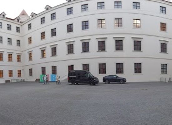 slovakia/bratislava/bratislava-castle-hrad/landmark/well