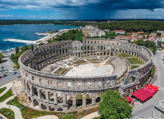 croatia/pula/landmark/gate-of-hercules