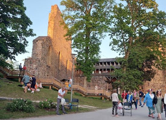 latvia/sigulda/landmark/siguldas-pilsdrupu-estrade
