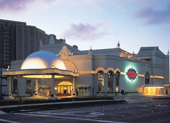 guam/tumon/landmark/karera-at-sandcastle