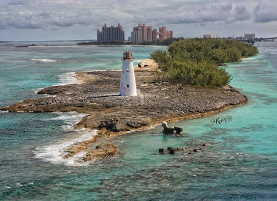 the-bahamas/nassau/landmark/nassau-harbour-lighthouse