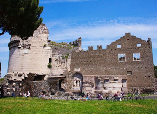 italy/val-di-non/landmark/mausoleo-di-cecilia-metella