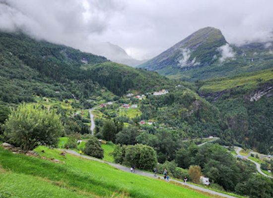 norway/geirangerfjord/landmark/pfad-zum-wasserfall
