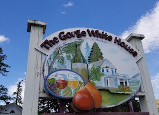 oregon/hood-river-county/landmark/the-gorge-white-house