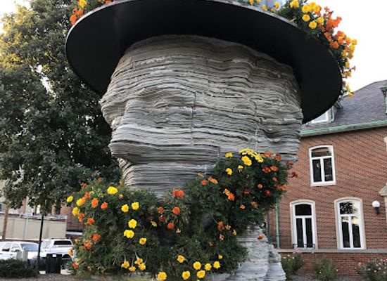 illinois/western-illinois/landmark/living-lincoln-topiary-monument