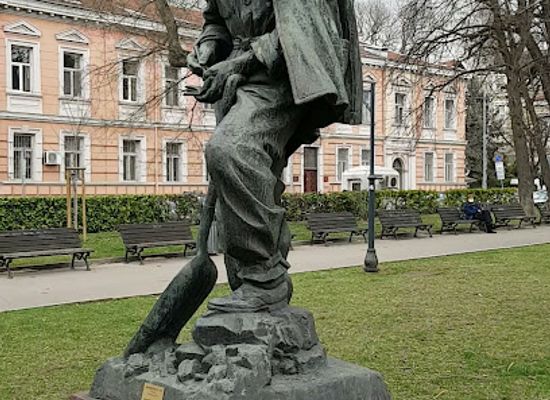 bulgaria/sofia-region/landmark/man-with-shovel-statue