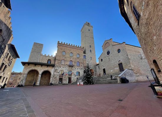 italy/san-gimignano/landmark/piazza-del-duomo