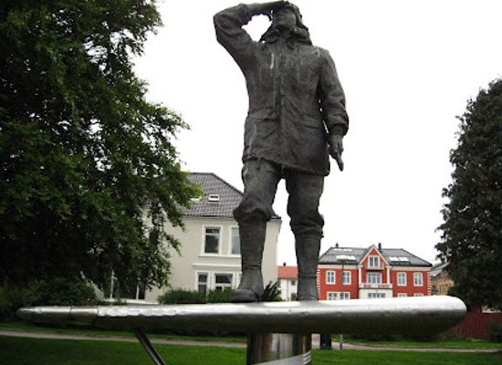 norway/agder/landmark/statue-of-bernt-balchen