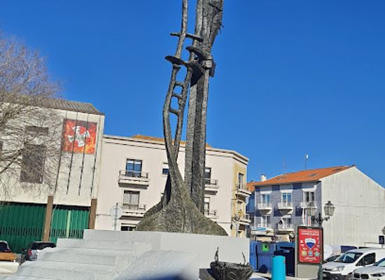 portugal/aveiro/landmark/monumento-ao-bombeiro