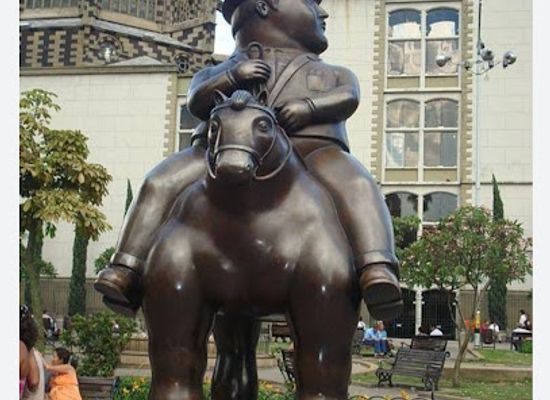 turkiye/izmir/landmark/fernando-botero-esculture-man-and-horse
