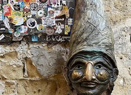 italy/naples/landmark/busto-di-pulcinella
