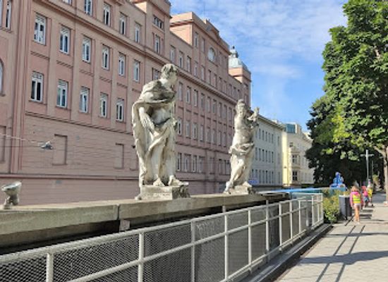 austria/vienna/landmark/giebelstatuen-des-lazanskyhauses