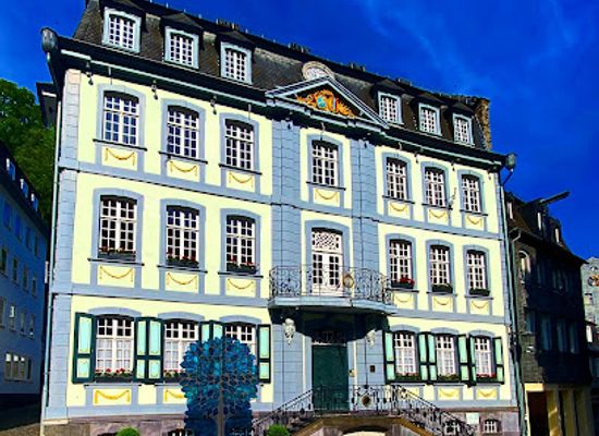 germany/monschau/landmark/modernes-kunstwerk-hochzeitsbaum-als-gedenkstatte-der-heirat-in-monschau