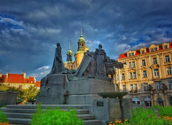 czechia/bohemia/landmark/jan-hus-monument