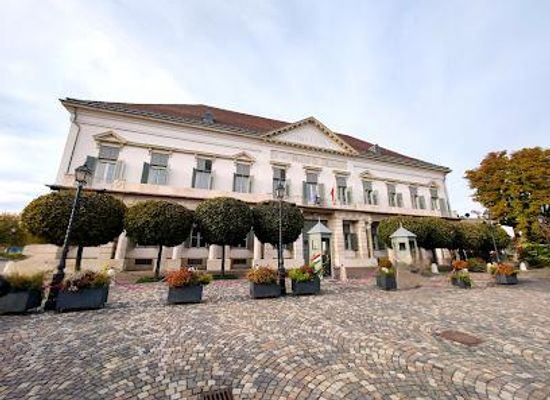 hungary/central-hungary/landmark/sandor-palace