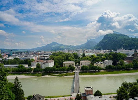 austria/salzburg/landmark/getreidegasse-street