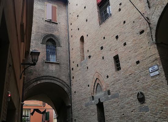 italy/bologna/landmark/torre-uguzzoni