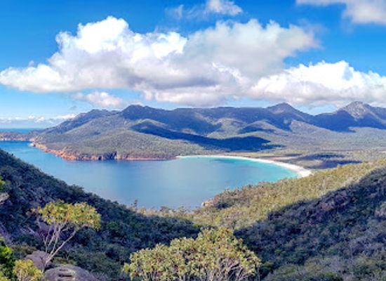 australia/freycinet-national-park/landmark/wineglass-bay-beach