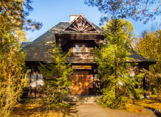 poland/kampinos-national-park/landmark/osrodek-dydaktyczno-muzealny-kampinoskiego-parku-narodowego-i-muzeum-puszczy-kampinoskiej
