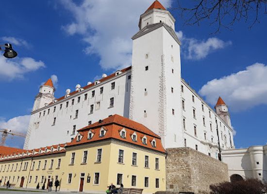 slovakia/bratislava/bratislava-castle-hrad/landmark/vienna-gate