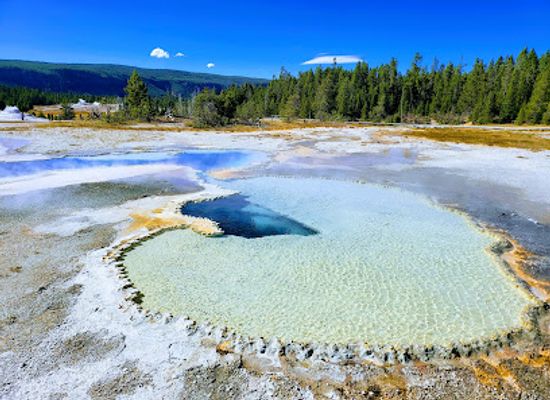 montana/yellowstone-national-park/landmark/old-faithful