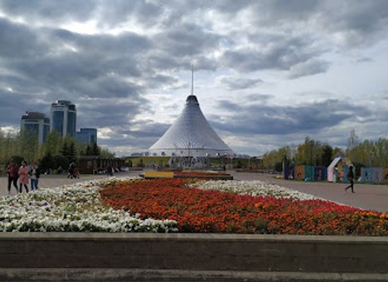 kazakhstan/nur-sultan/khan-shatyr-entertainment-center/landmark/lovers-park