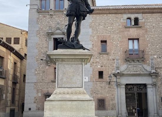 spain/madrid/landmark/statue-of-don-alvaro-de-bazan