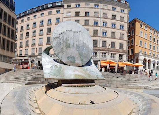 france/rhone-alpes/landmark/la-fontaine-d-ipousteguy