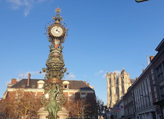 france/amiens/landmark/horloge-dewailly-et-marie-sans-chemise