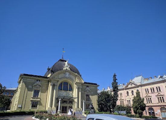 ukraine/chernivtsi/central-square/landmark/theater-square
