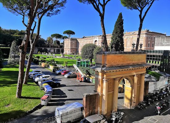 vatican-city/vatican-grottoes/landmark/vatican-gardens-bust