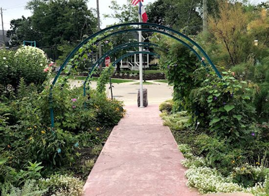 michigan/muskegon/landmark/the-monet-garden-of-muskegon