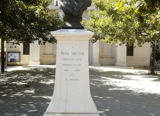 switzerland/geneva/carouge/landmark/statut-de-moise-vautier