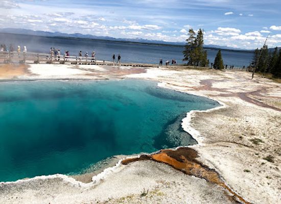 montana/yellowstone-national-park/landmark/thumb-geyser