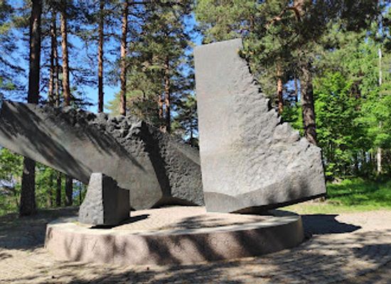 finland/tampere/landmark/betonimyllysta-runon-siivet-lauri-viidan-muistomerkki