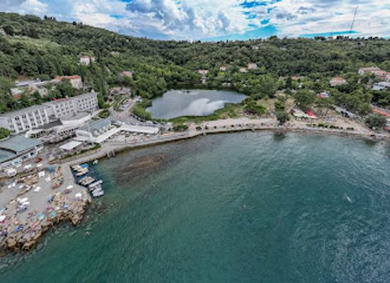 slovenia/littoral/landmark/fiesa-beach