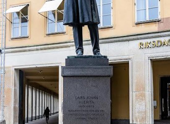 sweden/stockholm/landmark/lars-johan-hiertas-staty