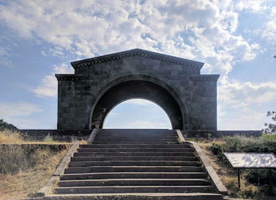 armenia/vayk/landmark/charents-arch