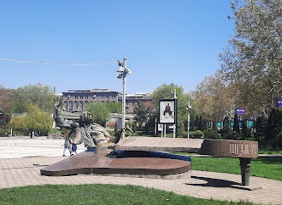armenia/yerevan/ajapnyak/landmark/arno-babajanyan-statue
