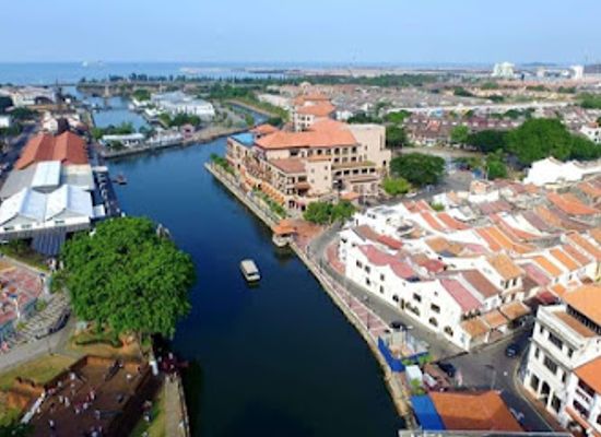 malaysia/malacca/taman-melaka-raya/landmark/upside-down-house-melaka-rumah-terbalik-melaka