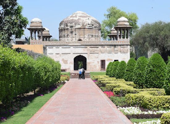 pakistan/northern-punjab/landmark/tomb-of-dai-anga