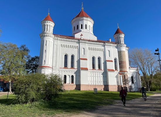 lithuania/vilnius/uzupis/landmark/uzupis-bridge-swing