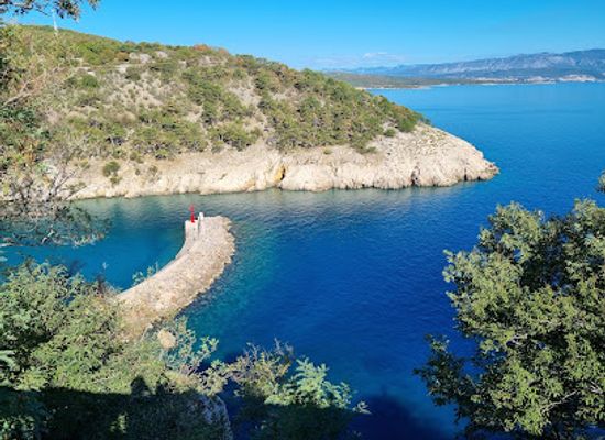 croatia/krk-island/landmark/narrowest-street